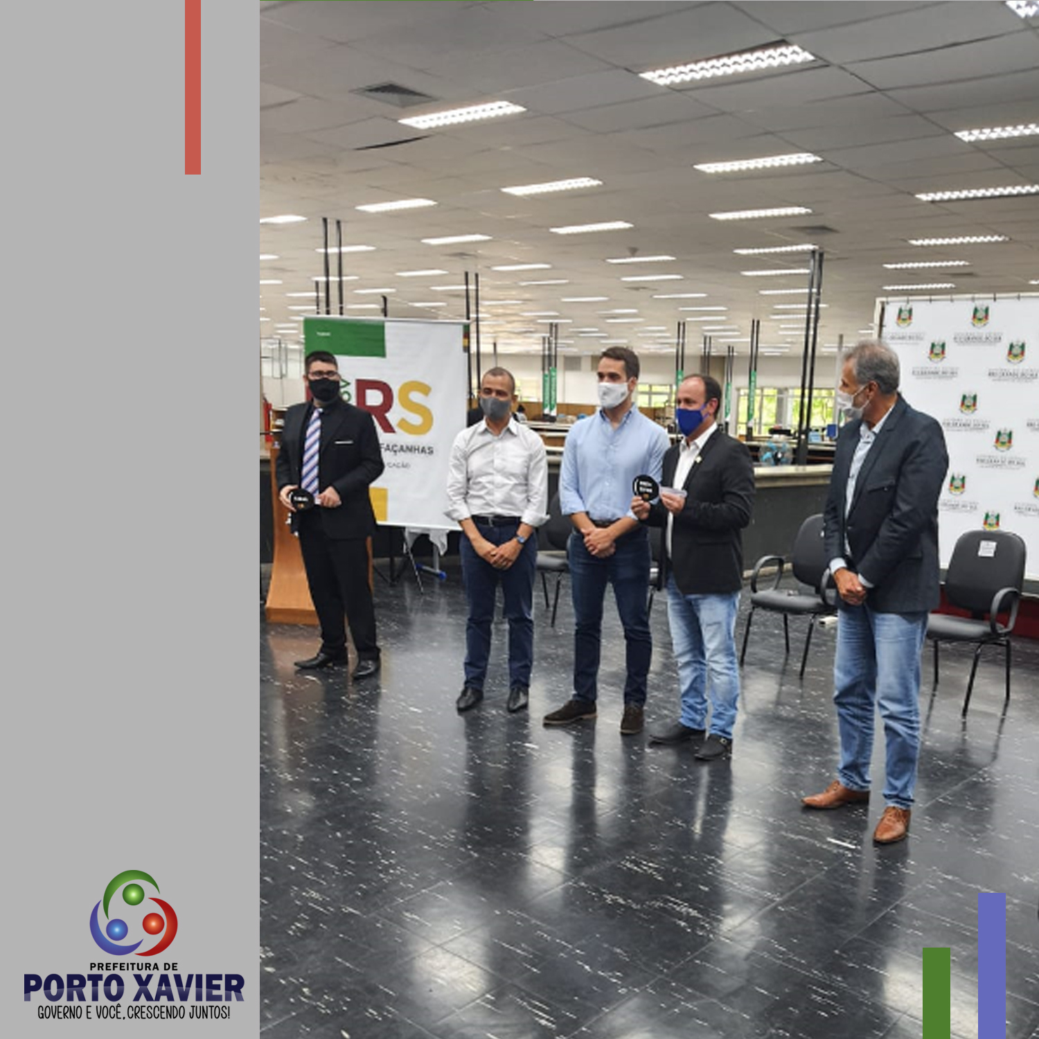 PREFEITO MUNICIPAL RECEBE ÔNIBUS ESCOLAR EM PORTO ALEGRE